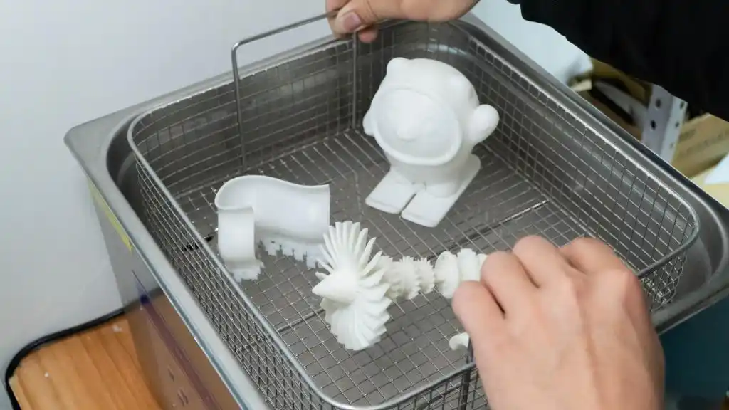 What are the Downsides of SLA 3D Printing? remove the residual liquid resin